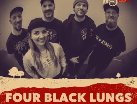 Auf dem BIld sind die 5 Musiker:innen der Band "Four Black Lungs" zu sehen. Sie haben sich kreisförmig um die Kamera präsentiert und grinsen breit in das Objektiv. So heißen sie dich in ihrer Mitte willkommen um mit ihnen und uns allen zu feiern!
