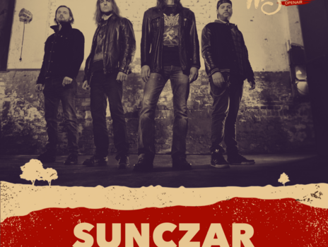 Auf dem Bild ist die Band "Sunzcar" zu sehen. Sie präsentieren sich düster elegant in Lederjacken und sehen auf die Kamera herunter.